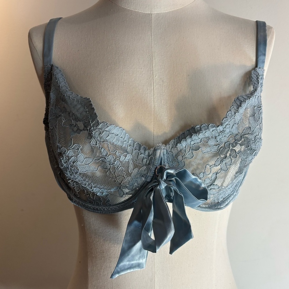 MUSE BY COCO DE MER Sz 36E Lace Underwire Bra With a Satin Bow Adjustable Straps